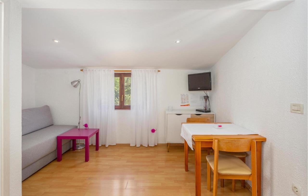 Beautiful Apartment In Omisalj With Kitchen Exteriör bild